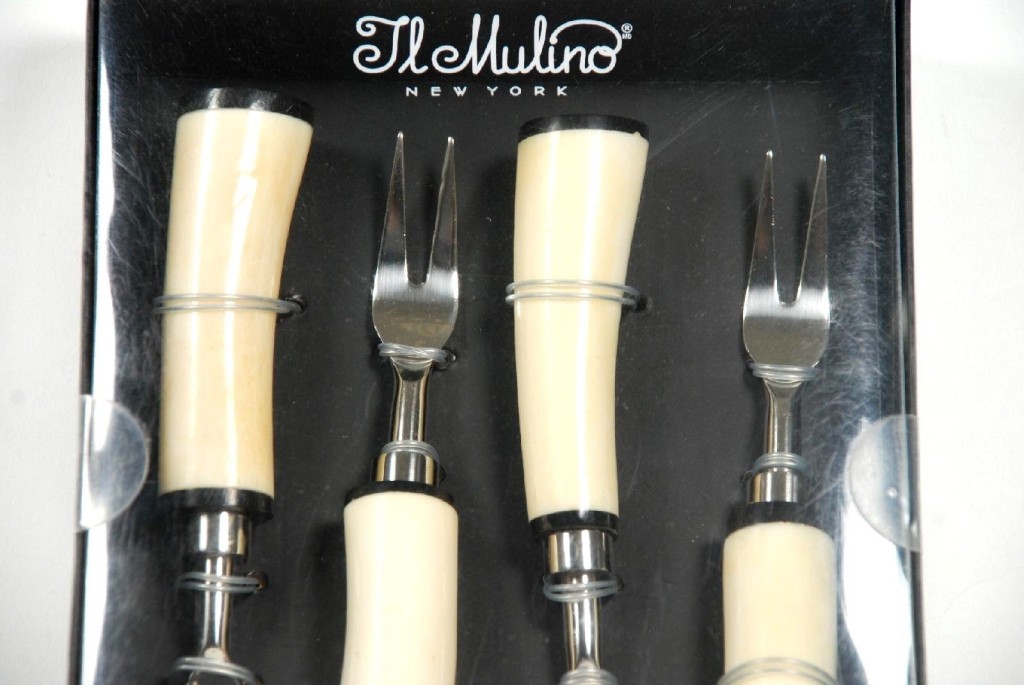 IL MULINO Set of 4 Hand Crafted Bone Handle Stainless Steel Appetizer/Cake Forks